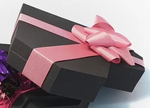 Фігурна коробка у вигляді серця для солодощів